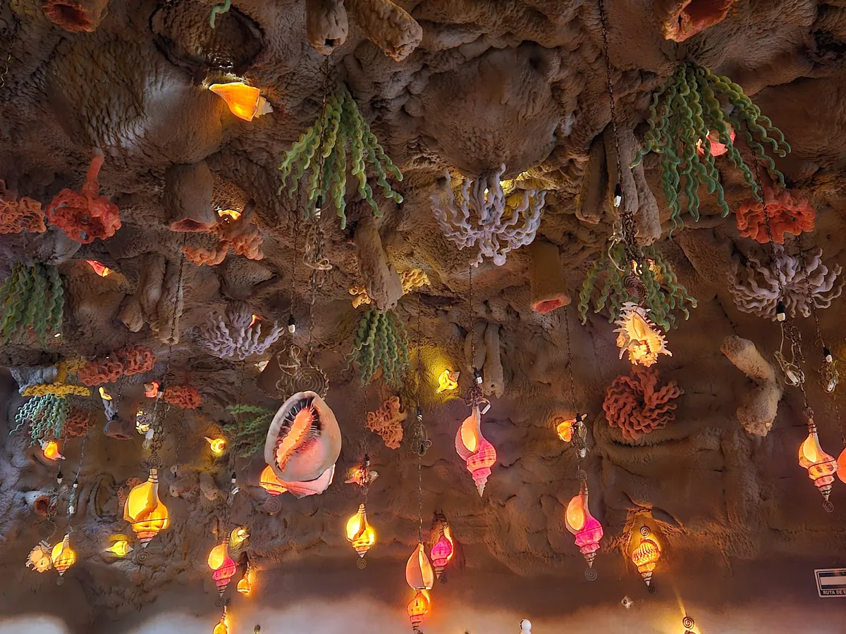 Detalle del techo-arrecife de caracolas y luces de Maya Xel